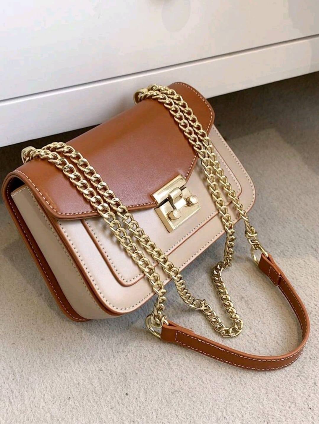 Mini sac à rabat carré avec chaîne à verrou poussoir, sac à bandoulière, sac pochette, pochette minimaliste, petit sac classique et fun