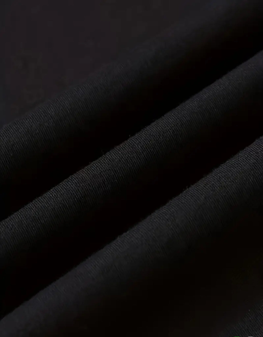 Une T-shirt à manches courtes pour hommes, en polyester 100%, avec un ajustement ample