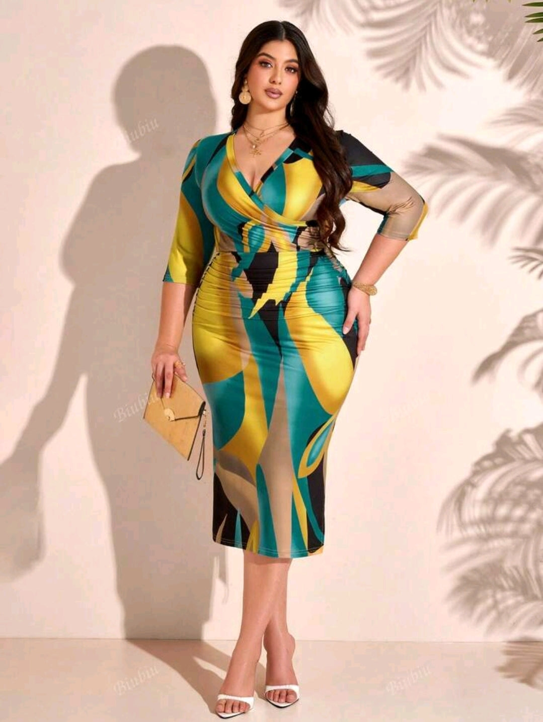 Robe moulante avec encolure en V, manches trois-quarts, drapé et imprimé vagues fashion pour femmes (imprimé aléatoire)