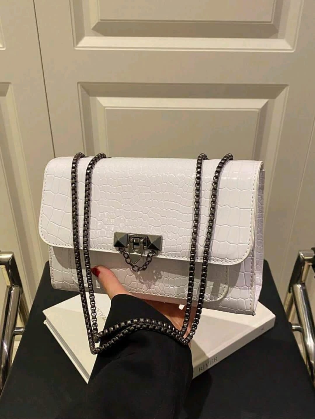 Un sac à épaule rétro de mode pour femme, sac bandoulière léger en chaîne métallique