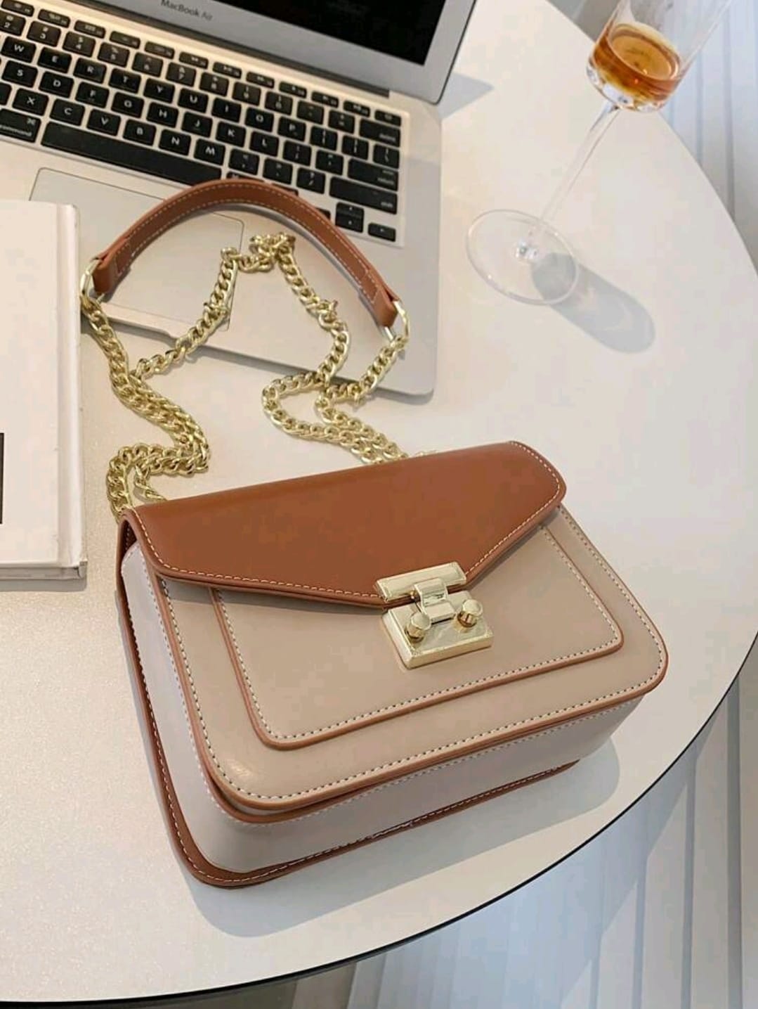 Mini sac à rabat carré avec chaîne à verrou poussoir, sac à bandoulière, sac pochette, pochette minimaliste, petit sac classique et fun