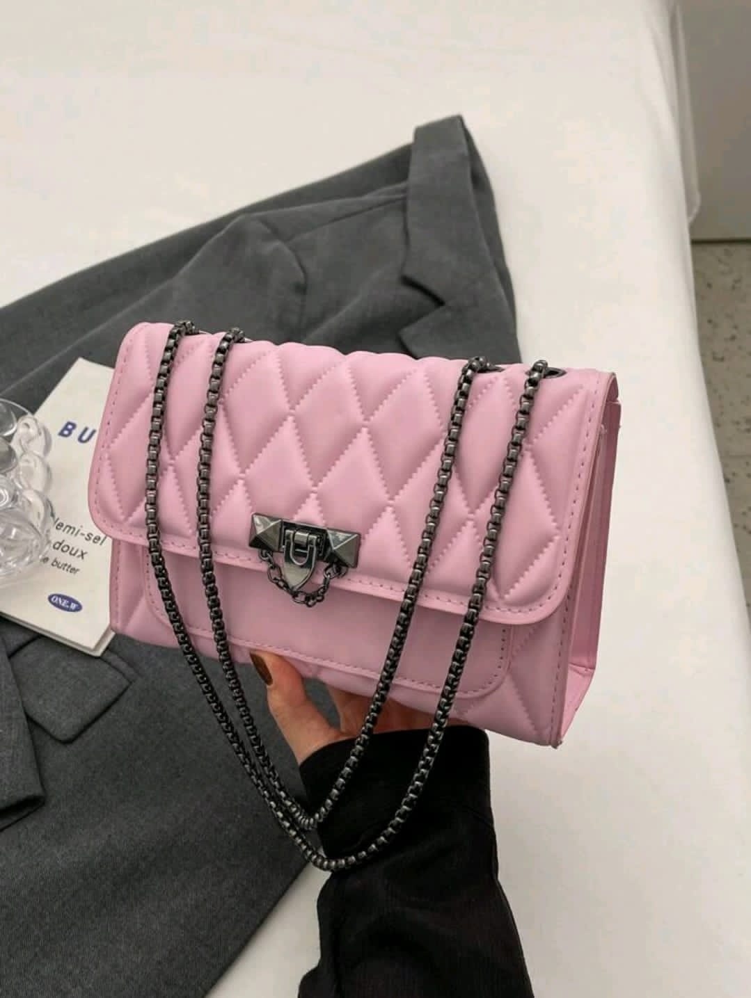 1 pièce Sac à bandoulière minimaliste mode, fermeture à rabat avec fermoir en métal en forme de grille de diamant.
