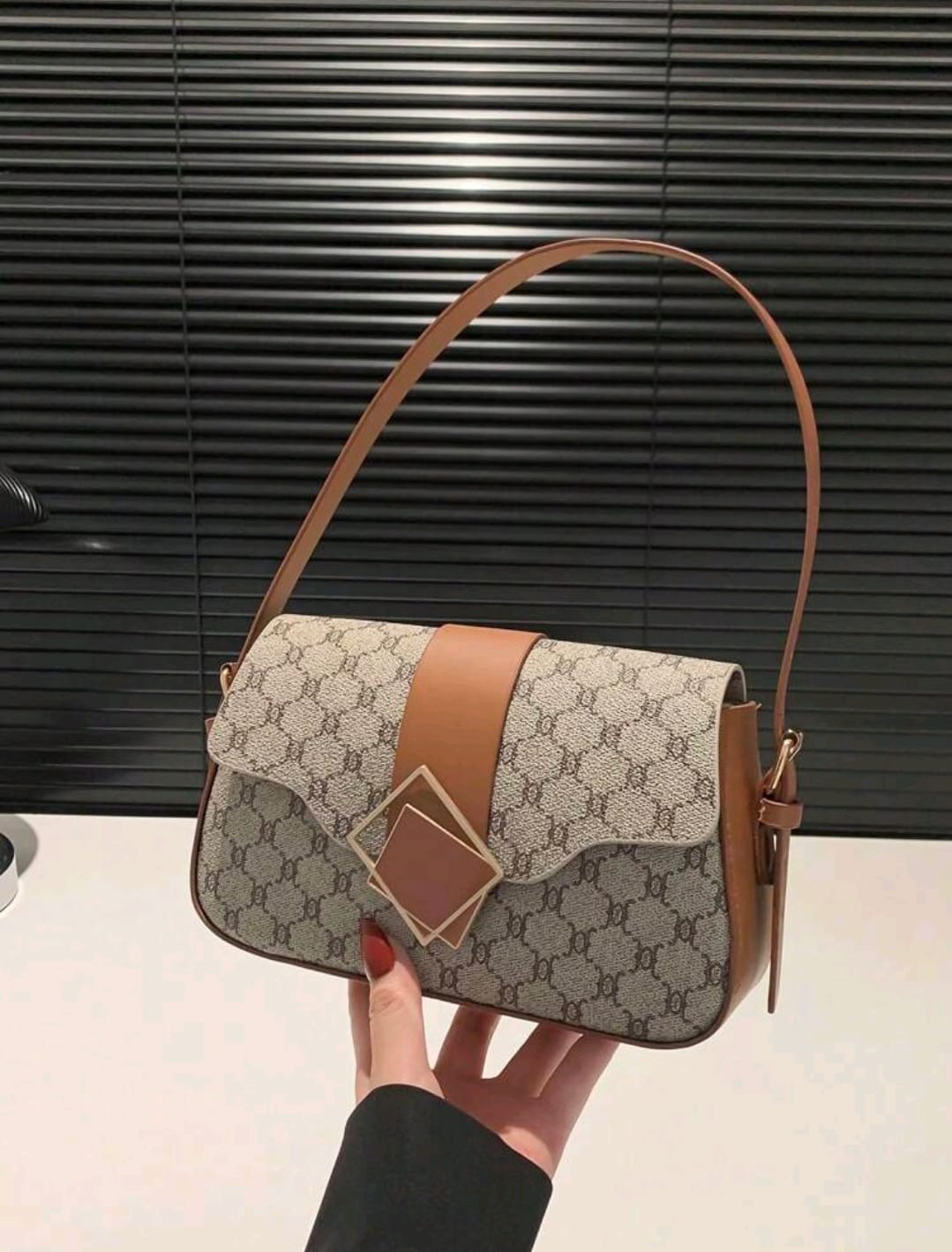 Nouveau sac carré imprimé à la mode rétro 2024, décoration de ceinture matérielle, sac sous les aisselles à ouverture