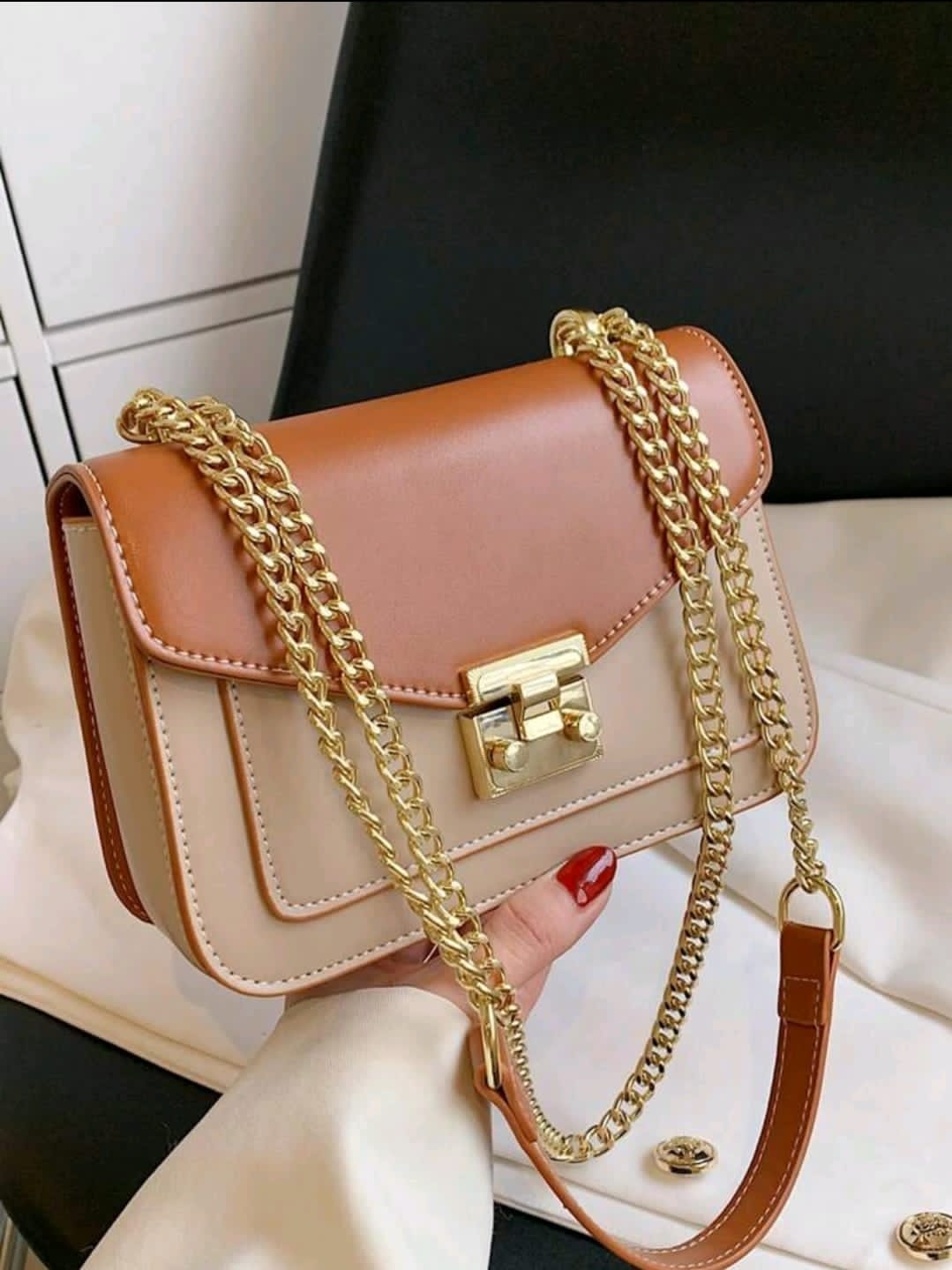 Mini sac à rabat carré avec chaîne à verrou poussoir, sac à bandoulière, sac pochette, pochette minimaliste, petit sac classique et fun