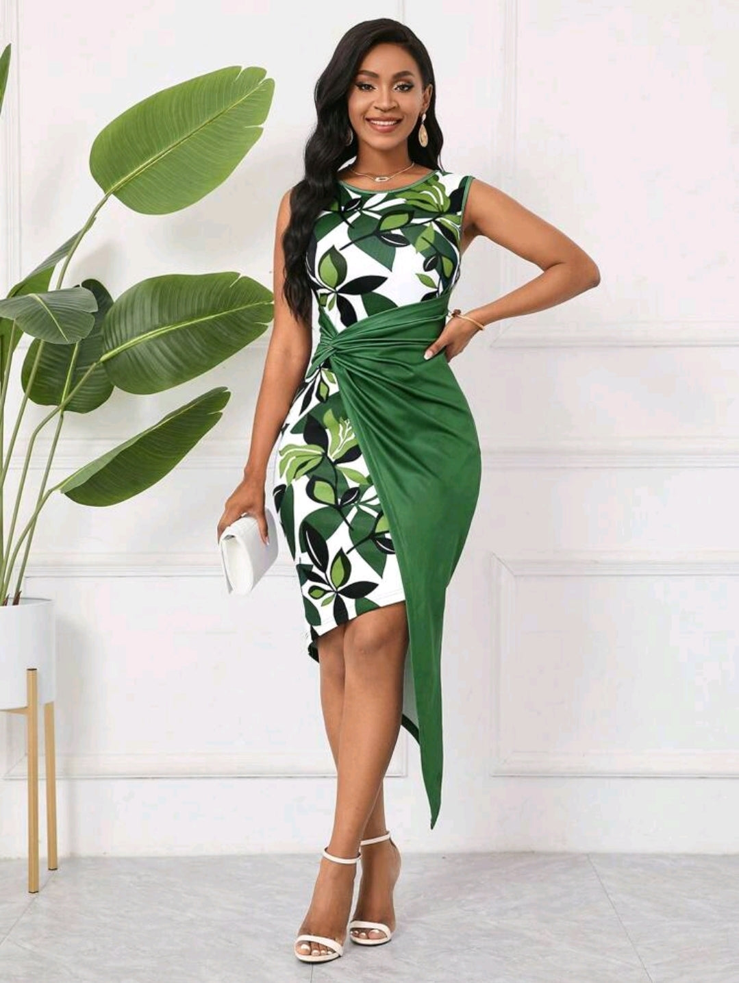 Robe de vacances mince avec ourlet torsadé et motif végétal
