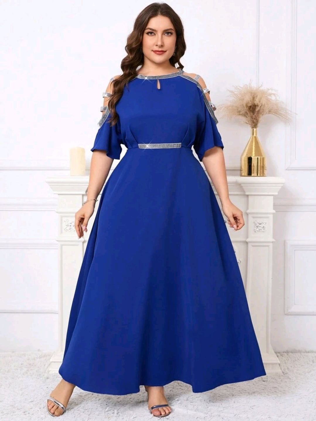 Clasi Robe en A aux courbes féminines avec taille soulignée par des sequins étincelants argentés, robe bleue élégante,