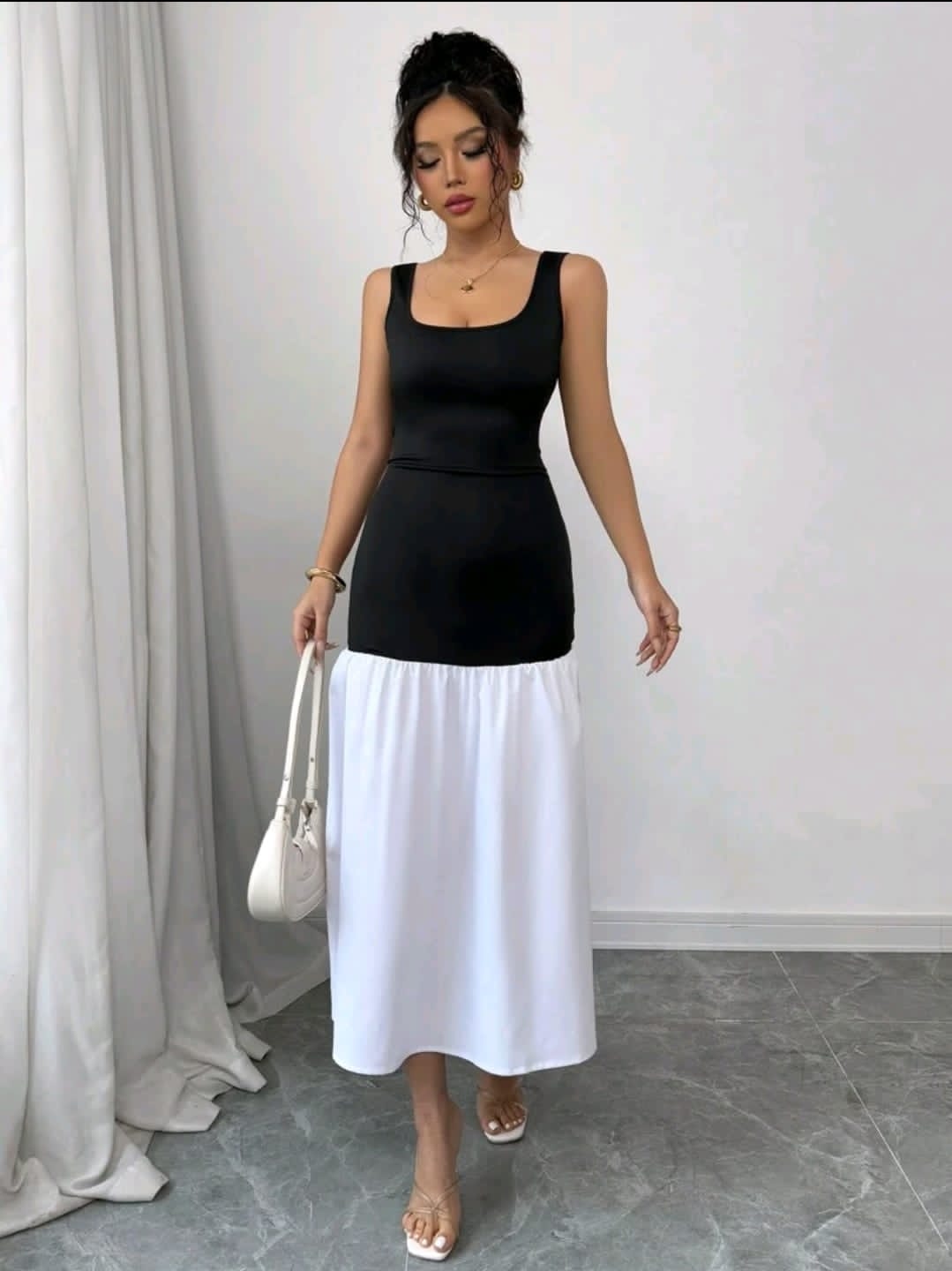 Rafferiza Robe de couleur noire et blanche ajustée avec encolure carrée