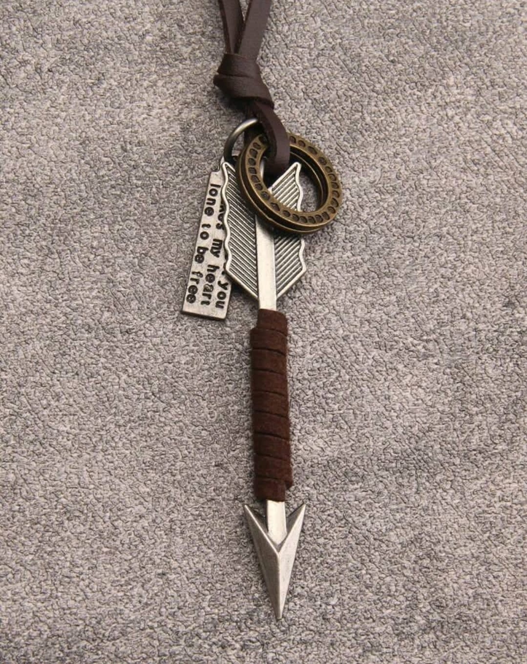 1 pièce Collier pendentif en alliage et en forme de pointe de flèche avec corde torsadée pour hommes, cadeau de la Saint-Valentin