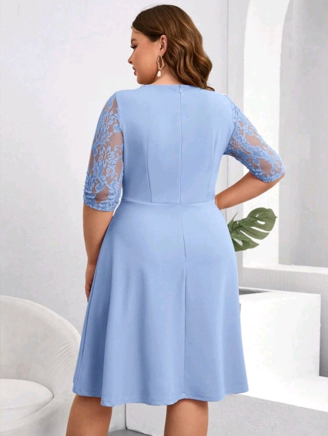 Robe élégante à manches courtes avec dentelle contrastante pour femmes grandes tailles