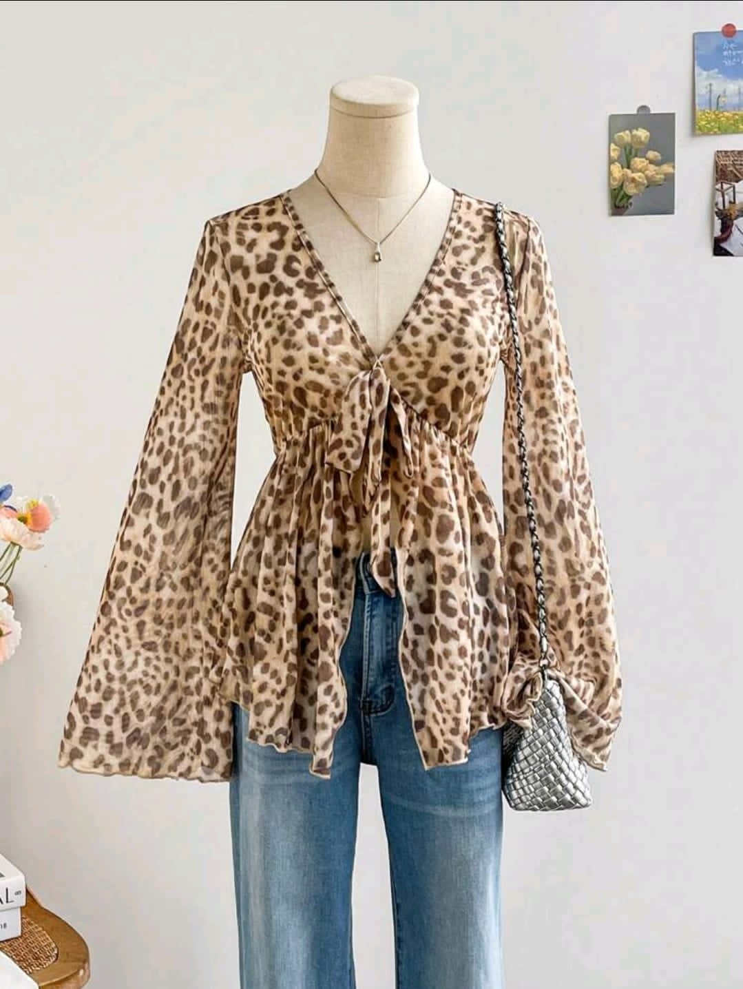Soleia Blouse asymétrique avec col V, manches papillon et attache devant, imprimé léopard rétro. Style vacances pour l'automne