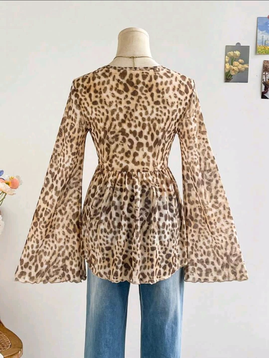 Soleia Blouse asymétrique avec col V, manches papillon et attache devant, imprimé léopard rétro. Style vacances pour l'automne