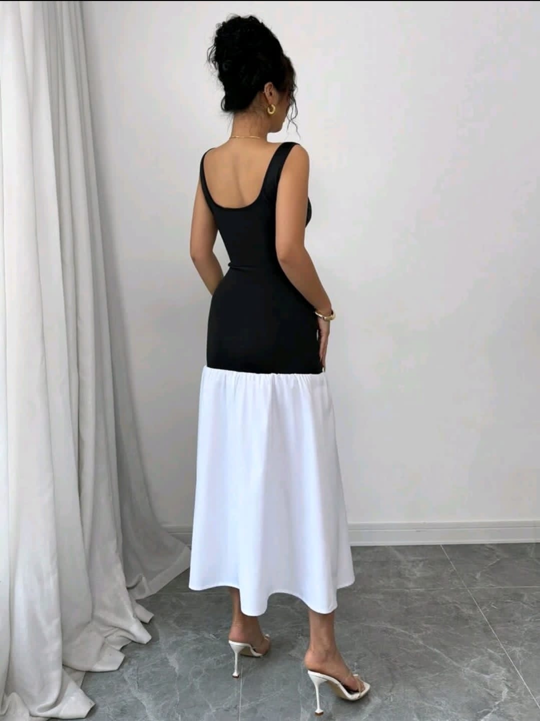 Rafferiza Robe de couleur noire et blanche ajustée avec encolure carrée