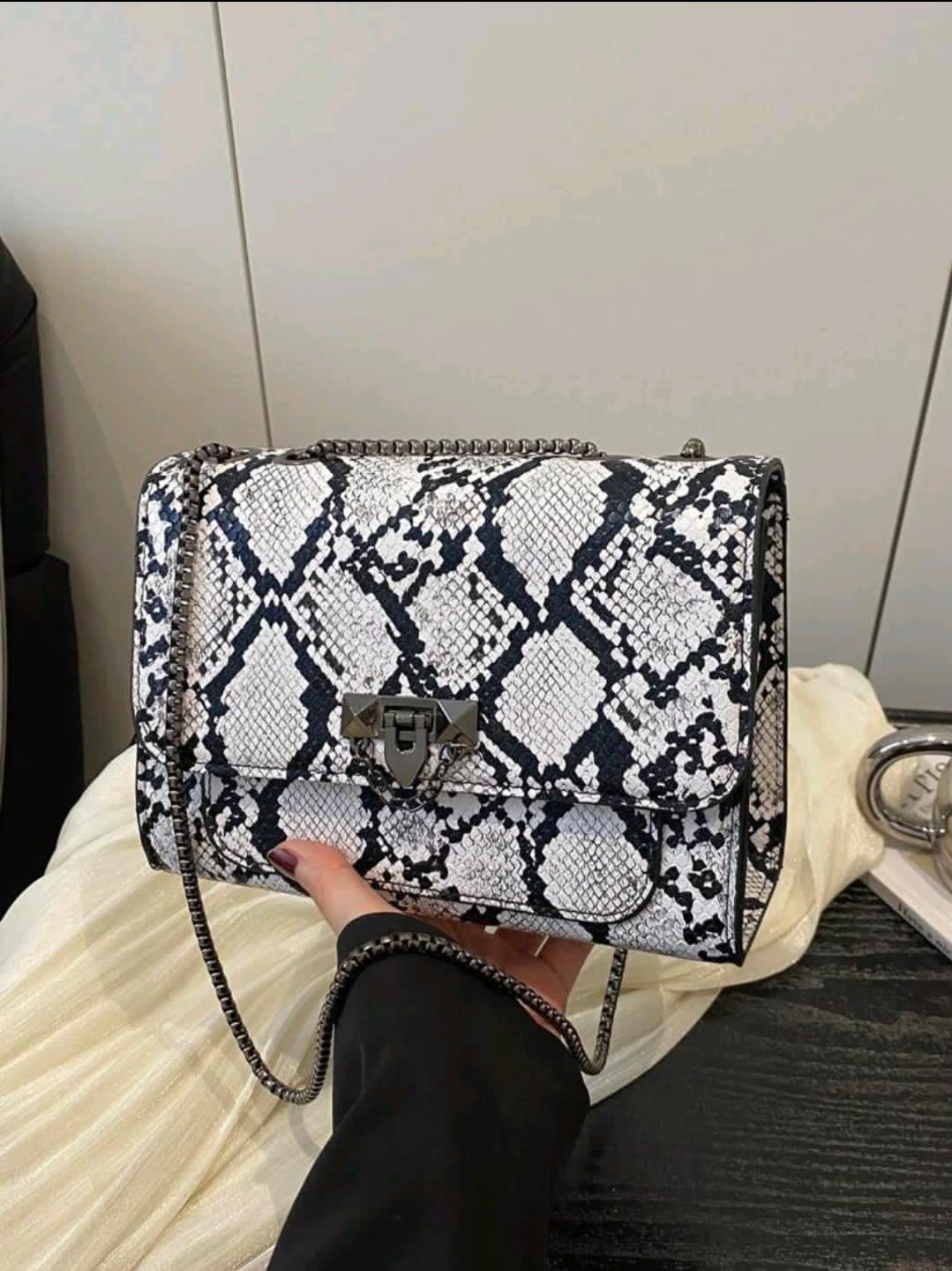 Un sac à épaule rétro de mode pour femme, sac bandoulière léger en chaîne métallique