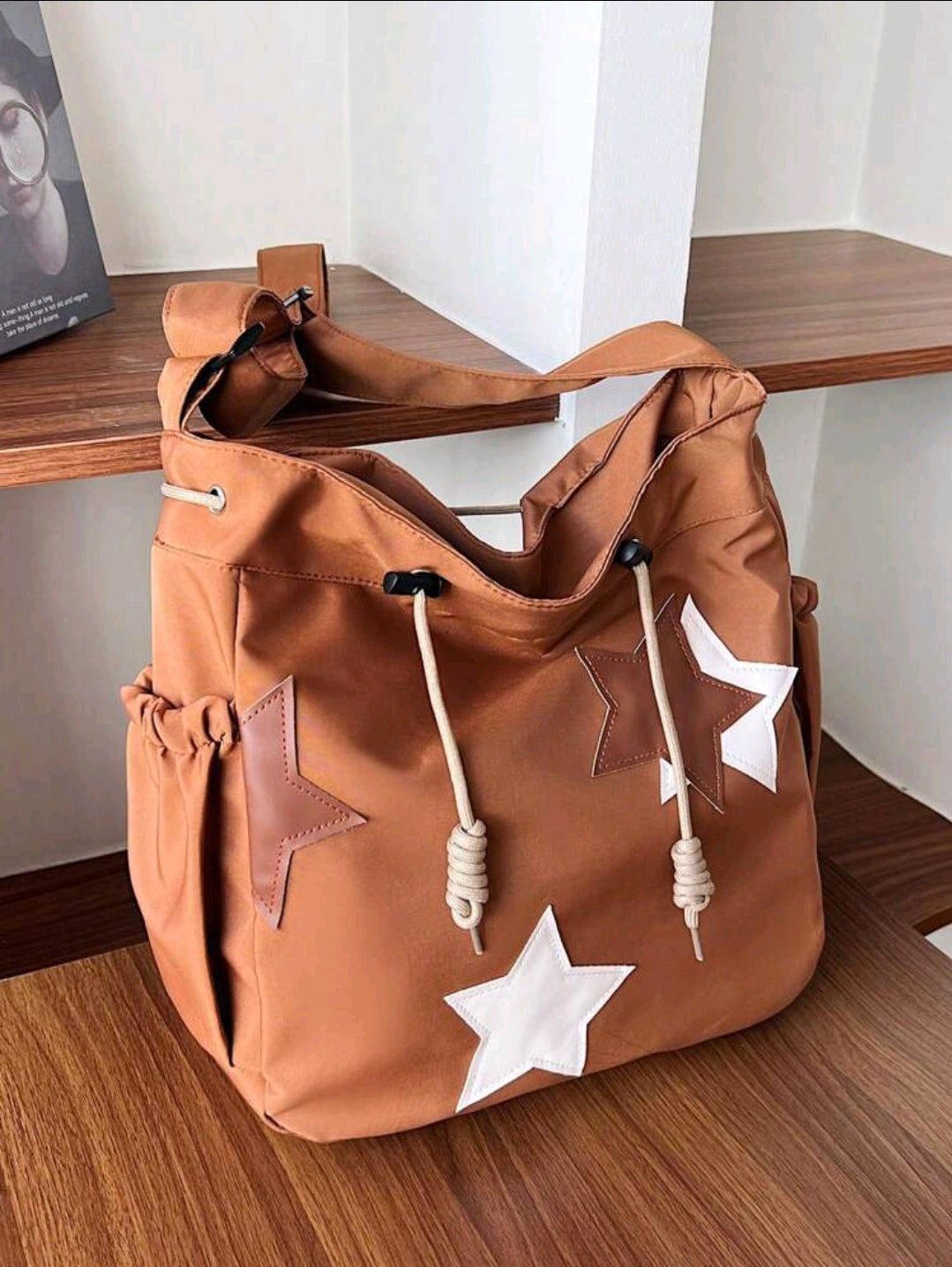 Nouveau sac fourre-tout de grande capacité avec décoration d'étoile à cinq branches en tissu de nylon de couleur unie
