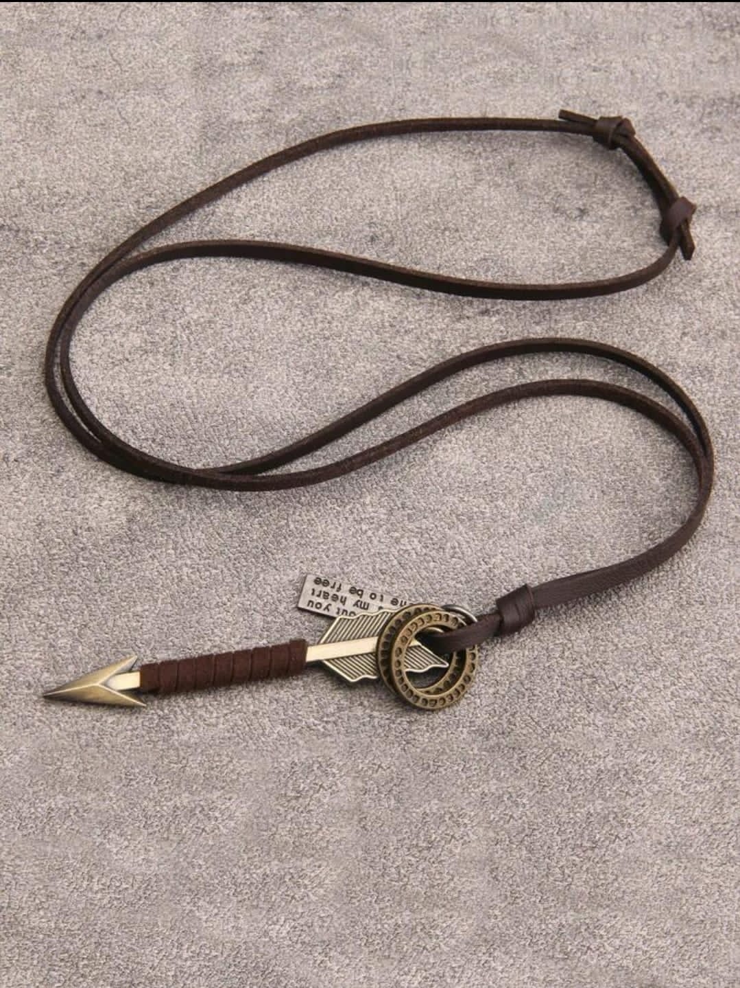 1 pièce Collier pendentif en alliage et en forme de pointe de flèche avec corde torsadée pour hommes, cadeau de la Saint-Valentin