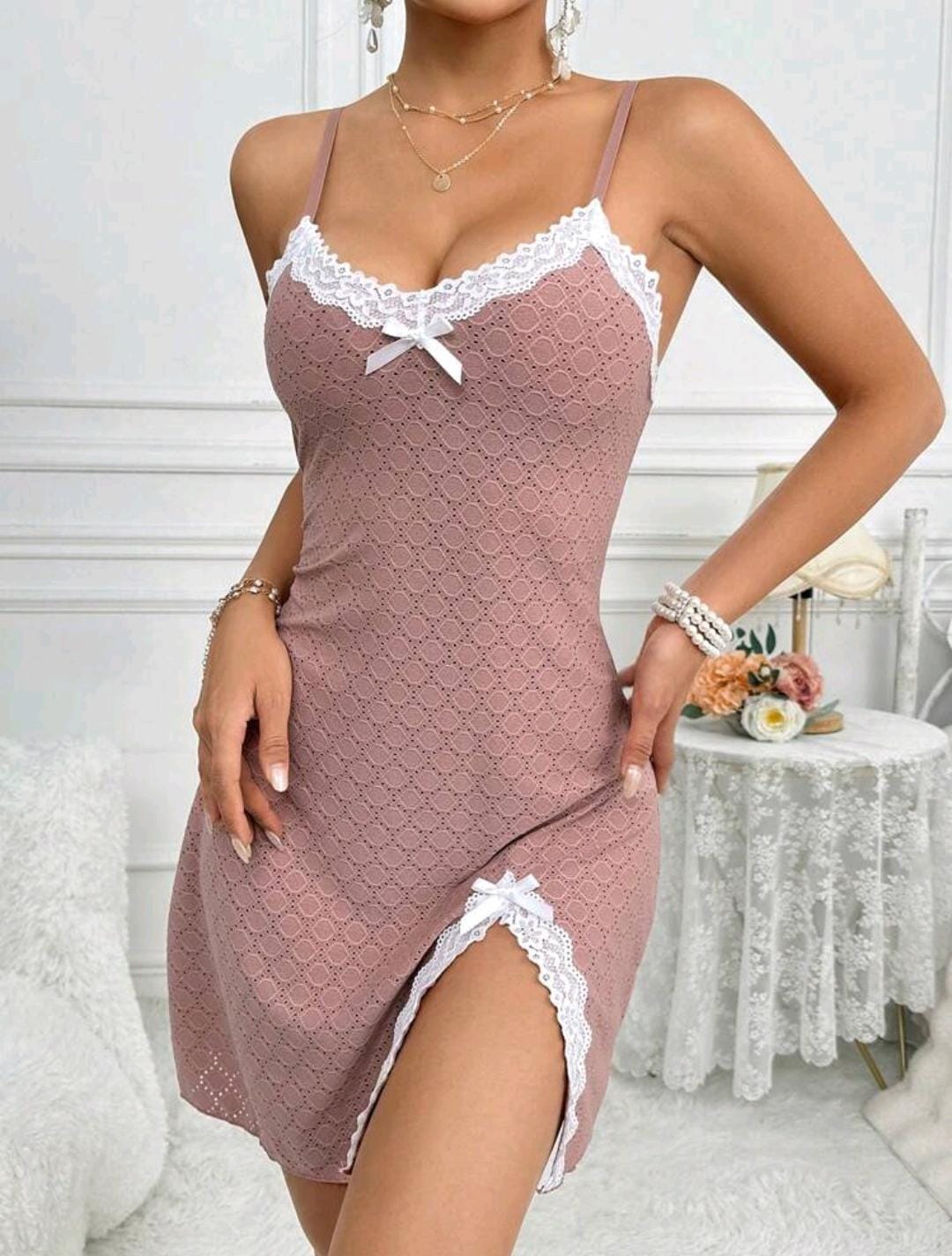 Robe de nuit à bretelles en dentelle et encolure en V tricotée pour femmes