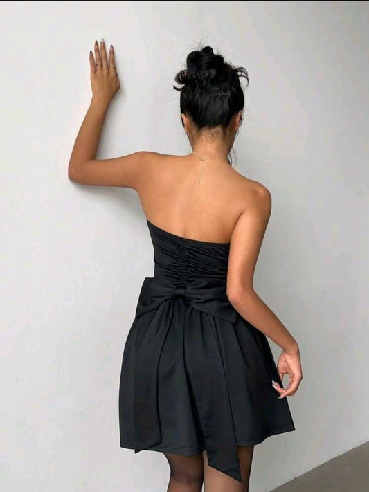Aloruh Robe moulante élégante noire et moderne sans bretelles, très courte avec un nœud papillon, pour femmes, à porter pour la Saint-Valentin ou la remise des diplômes