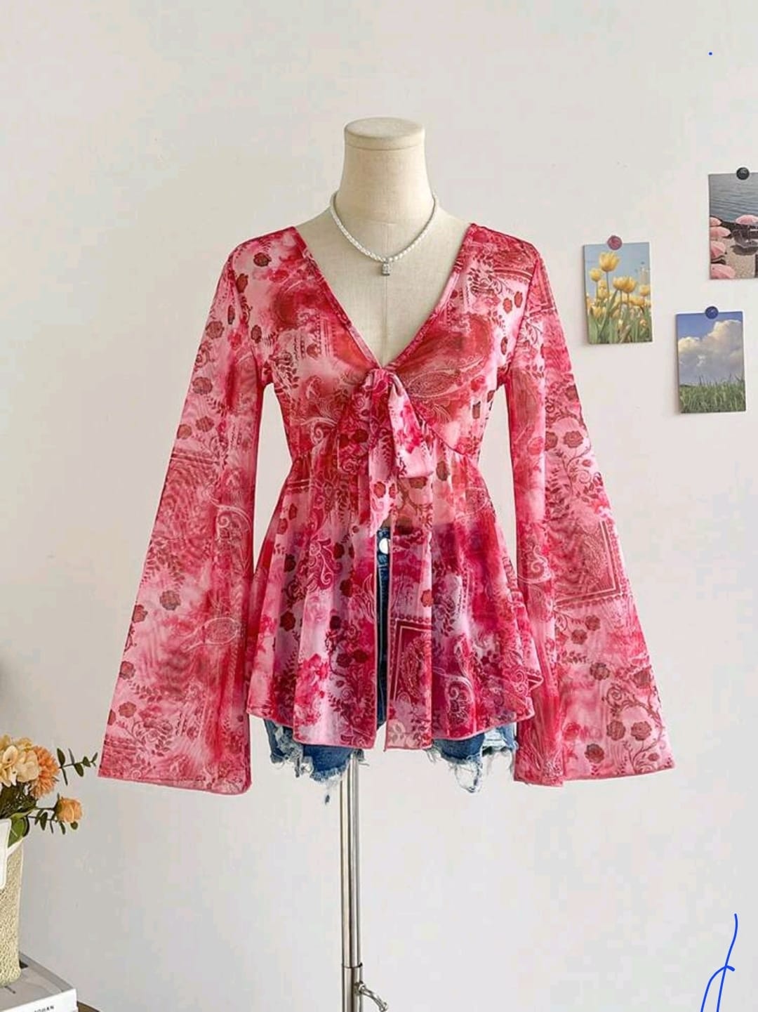 Soleia Blouse asymétrique avec col V, manches papillon et attache devant, imprimé léopard rétro. Style vacances pour l'automne