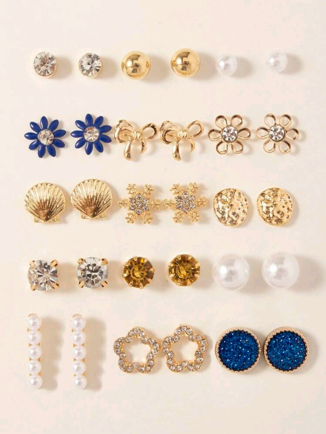 Ensemble de 15 paires de boucles d'oreilles dorées de collection de luxe, travaillées avec des ornements lourds et créatifs