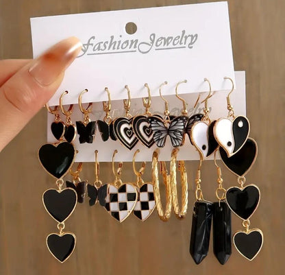 Un grand ensemble de 10 paires de boucles d'oreilles pendentif imitation jade imitant le punk vintage noir coulant à l'huile avec un cœur et une papillon.