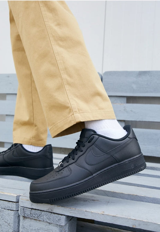 Baskets basses 'AIR FORCE 1 07' Nike Sportswear en Noir