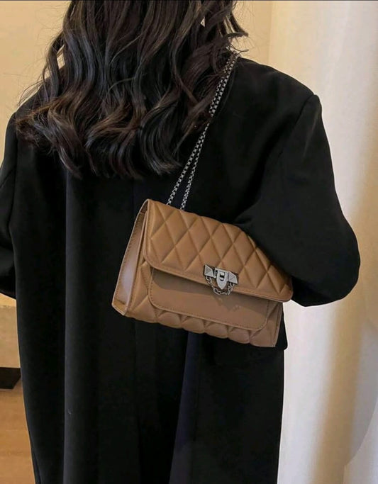 1 pièce Sac à bandoulière minimaliste mode, fermeture à rabat avec fermoir en métal en forme de grille de diamant.