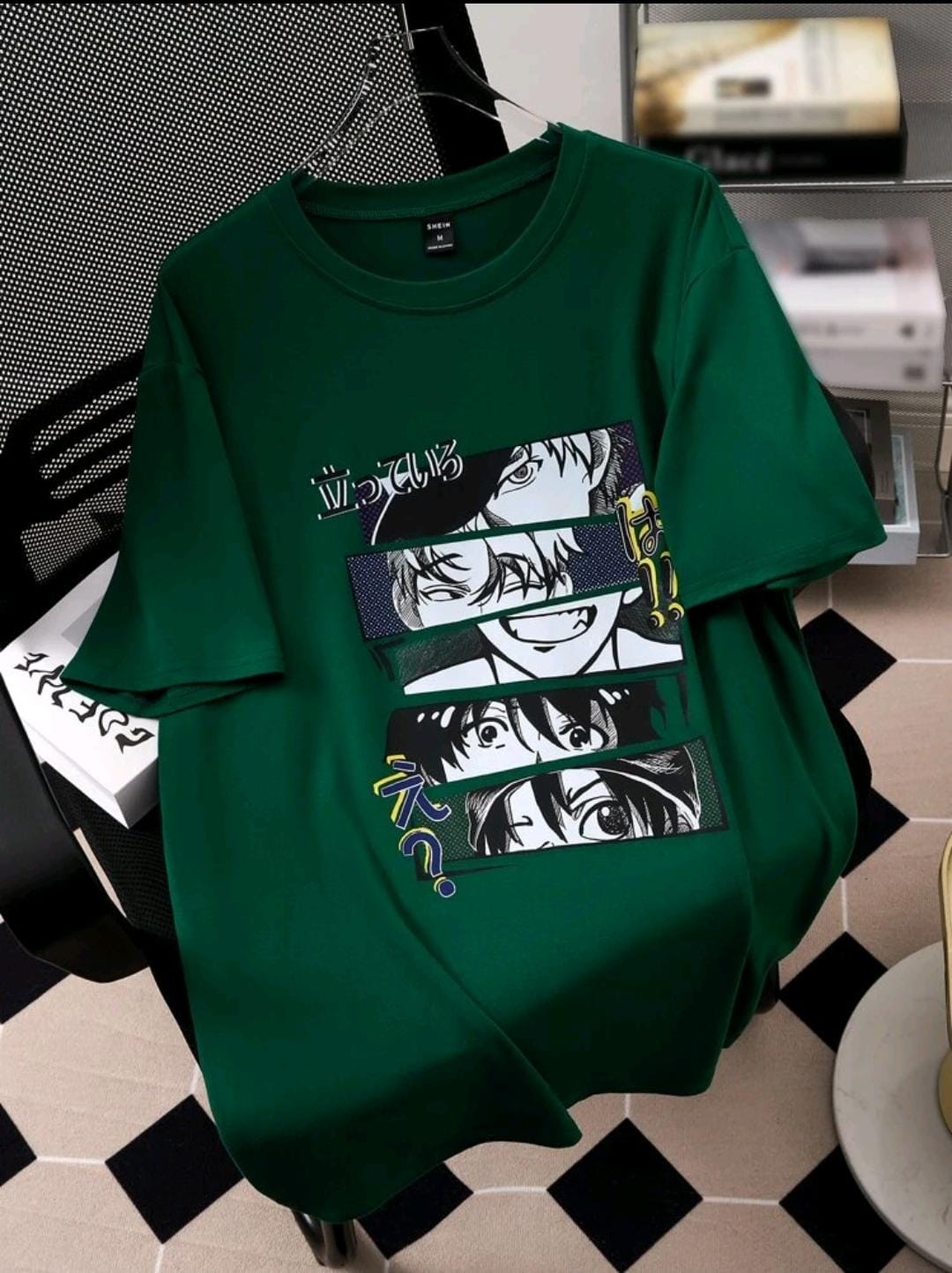 Manfinity Hypemode T-shirt graphique à motif de personnage masculin et de lettre japonaise, vêtements d'anime. T-shirt noir à motif graphique pour hommes, vêtements graphiques pour hommes