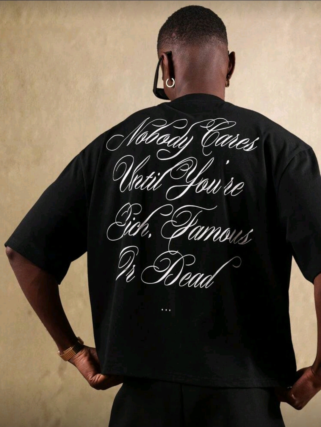 SUMWON T-shirt streetwear oversize, design urbain avec impression de texte calligraphié au dos. Style mode casual contemporain unisexe