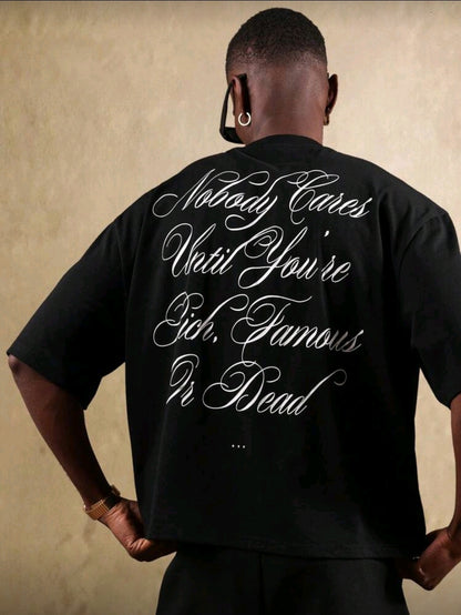 SUMWON T-shirt streetwear oversize, design urbain avec impression de texte calligraphié au dos. Style mode casual contemporain unisexe