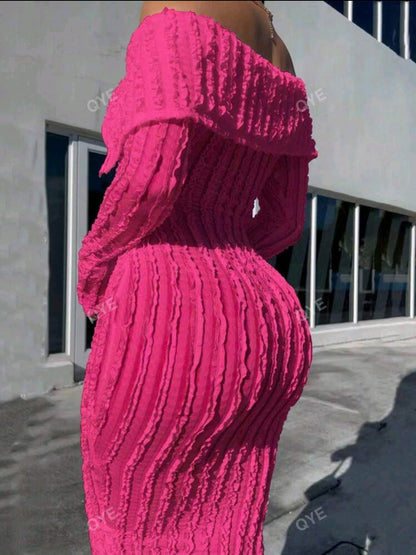 Robe ajustée à manches longues avec épaule dégagée, en coloris abricot, tissu texturé, convient pour les rendez-vous romantiques et les vacances