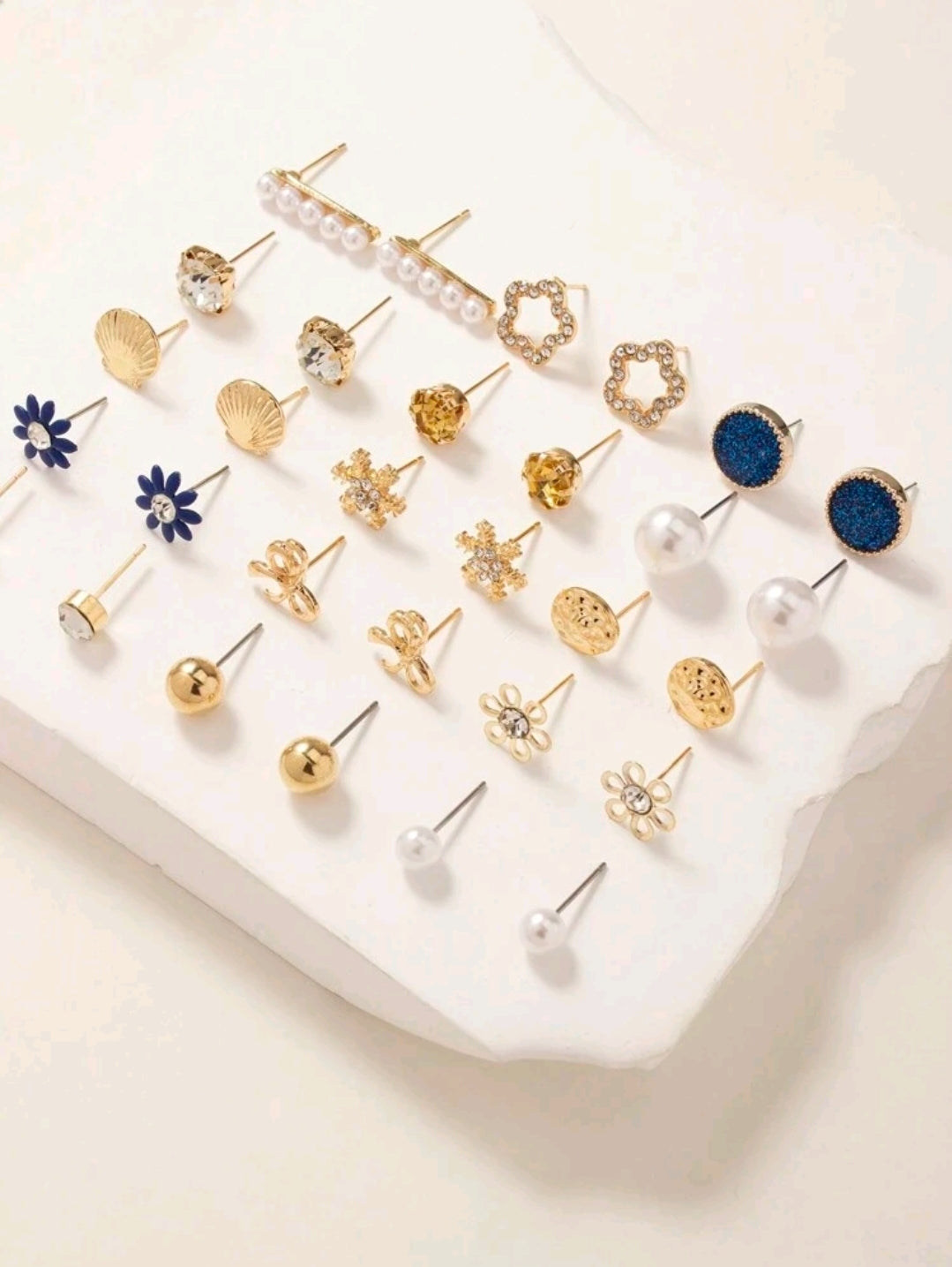 Ensemble de 15 paires de boucles d'oreilles dorées de collection de luxe, travaillées avec des ornements lourds et créatifs