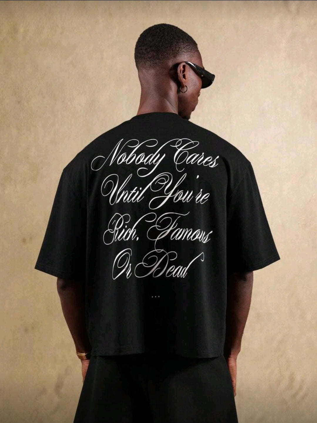 SUMWON T-shirt streetwear oversize, design urbain avec impression de texte calligraphié au dos. Style mode casual contemporain unisexe