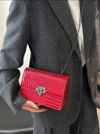 Un sac à épaule rétro de mode pour femme, sac bandoulière léger en chaîne métallique