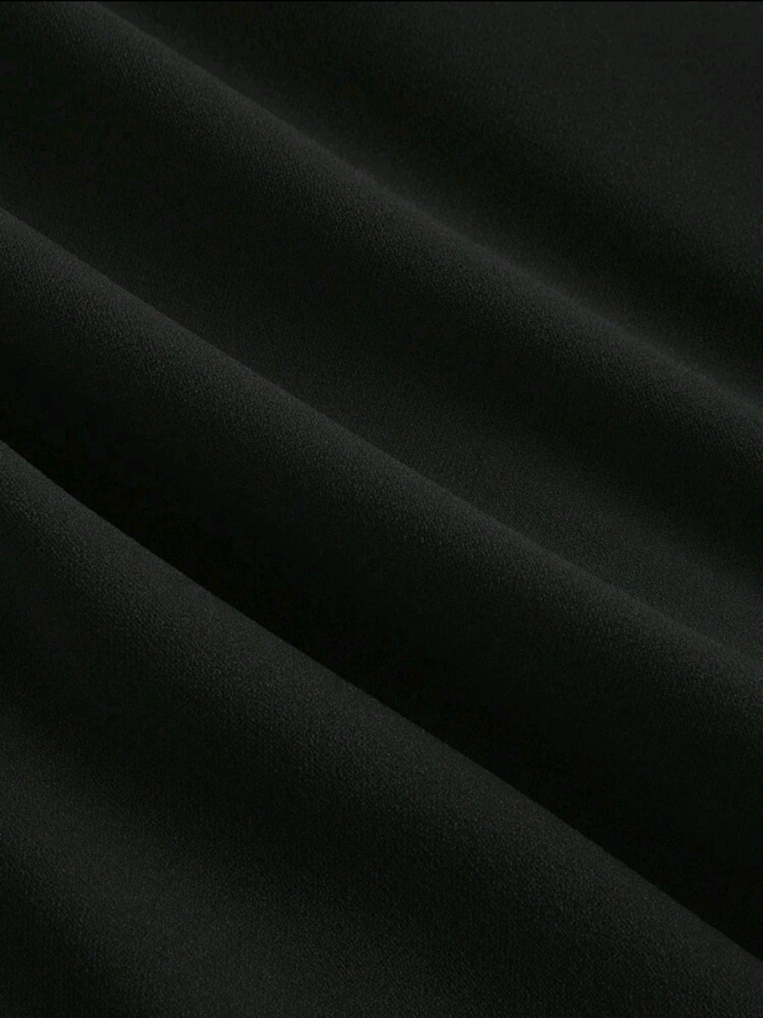 Robe noir à manches courtes pour femmes avec décorations plissées