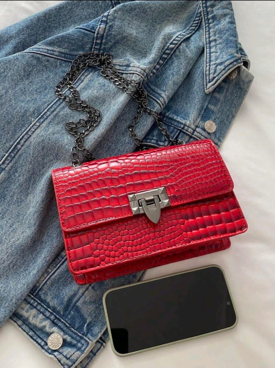 Un sac à épaule rétro de mode pour femme, sac bandoulière léger en chaîne métallique