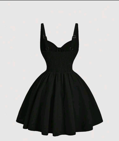 Robe noir à manches courtes pour femmes avec décorations plissées