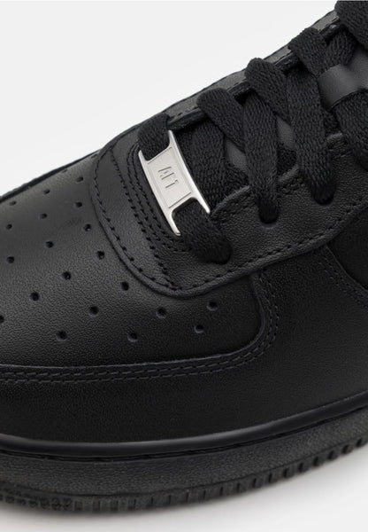 Baskets basses 'AIR FORCE 1 07' Nike Sportswear en Noir