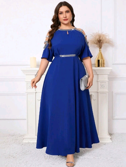 Clasi Robe en A aux courbes féminines avec taille soulignée par des sequins étincelants argentés, robe bleue élégante,