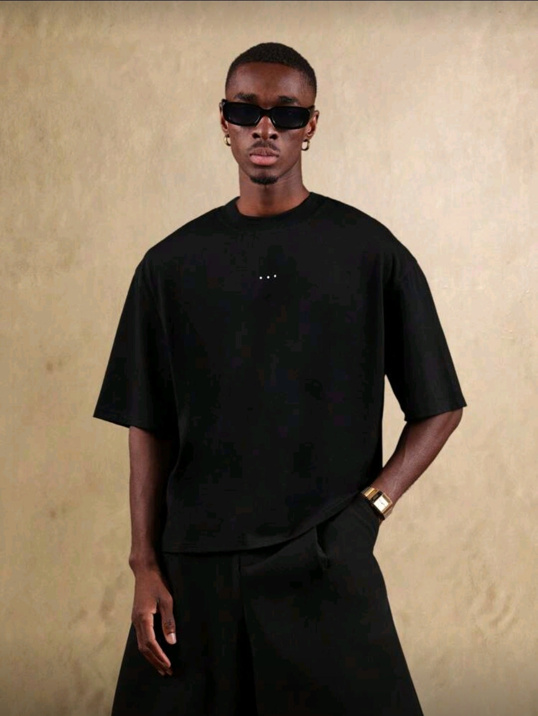 SUMWON T-shirt streetwear oversize, design urbain avec impression de texte calligraphié au dos. Style mode casual contemporain unisexe