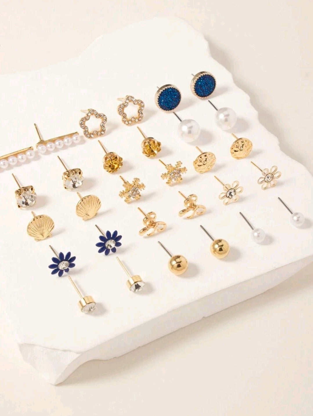 Ensemble de 15 paires de boucles d'oreilles dorées de collection de luxe, travaillées avec des ornements lourds et créatifs