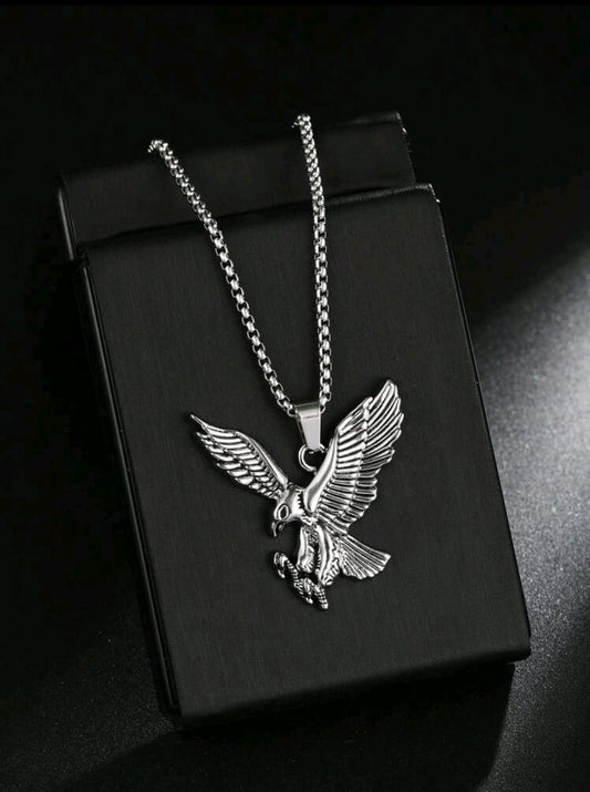 1 pièce Nouveau collier pendentif aigle doré de style européen et américain, bijou de personnalité mode unisexe de type parkour aigle coloré en alliage, cadeau d'anniversaire, accessoire de chaîne longue en acier inoxydable