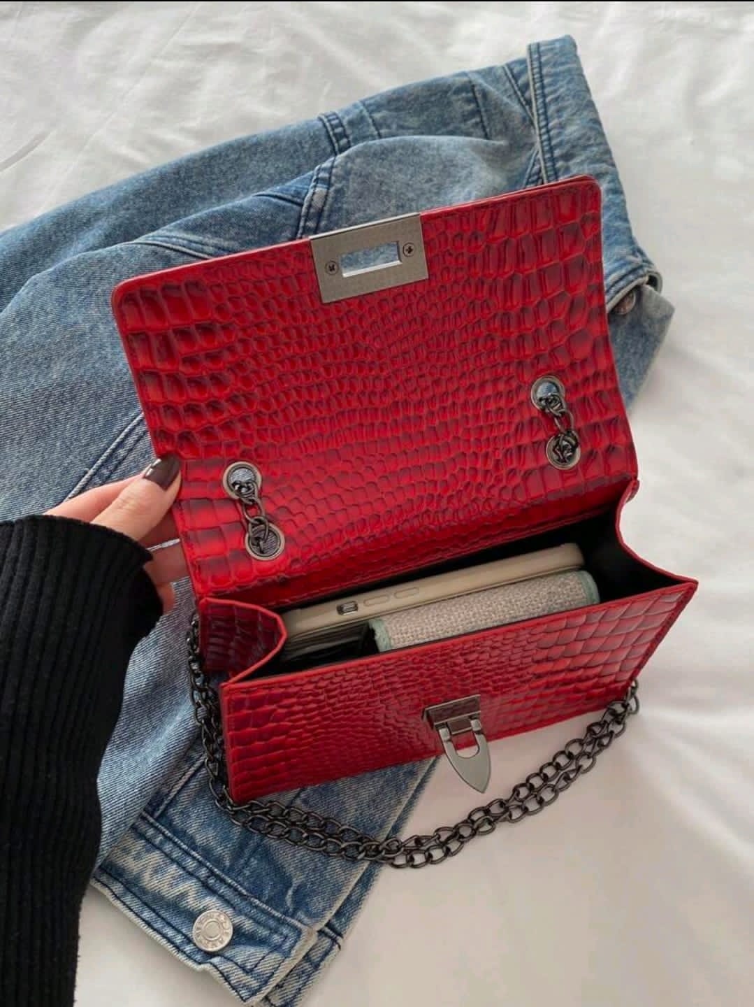 Un sac à épaule rétro de mode pour femme, sac bandoulière léger en chaîne métallique