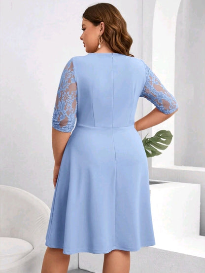 Robe élégante à manches courtes avec dentelle contrastante pour femmes grandes tailles