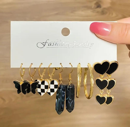 Un grand ensemble de 10 paires de boucles d'oreilles pendentif imitation jade imitant le punk vintage noir coulant à l'huile avec un cœur et une papillon.