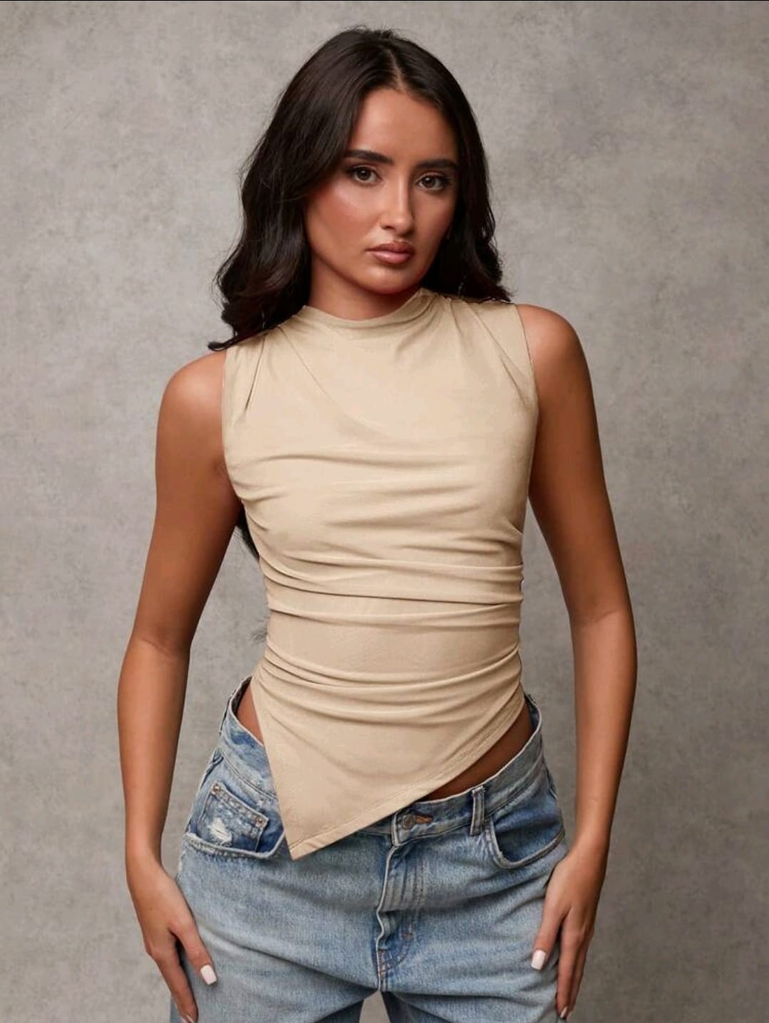 SHEIN BAE Top décontracté pour femmes à ourlet asymétrique froncé et sans manches, convient pour le trajet domicile-travail