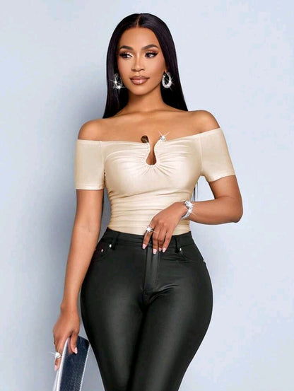 SOLERSUN Femmes T-shirt ajusté à manches courtes à épaules dénudées de couleur unie avec des plis