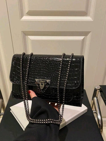 Un sac à épaule rétro de mode pour femme, sac bandoulière léger en chaîne métallique
