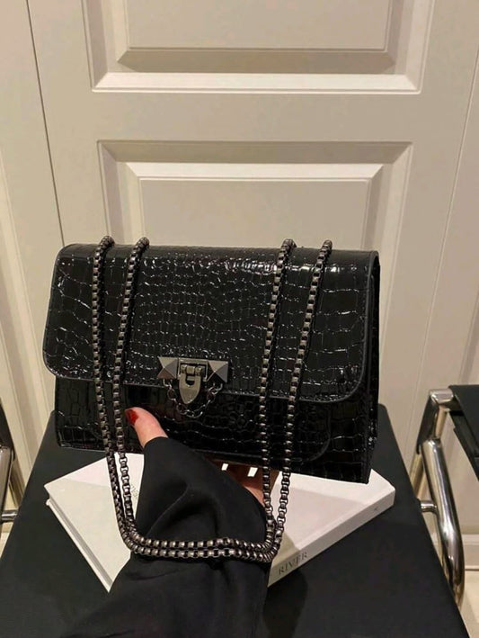 Un sac à épaule rétro de mode pour femme, sac bandoulière léger en chaîne métallique