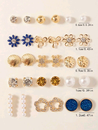 Ensemble de 15 paires de boucles d'oreilles dorées de collection de luxe, travaillées avec des ornements lourds et créatifs
